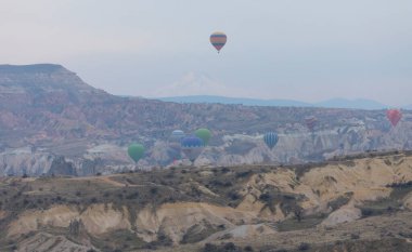 Renkli sıcak hava balonları önce denize indirmek içinde Göreme Milli Parkı, Kapadokya, Türkiye