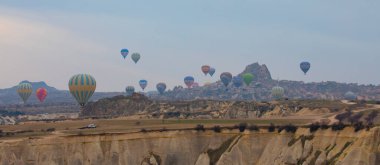 Renkli sıcak hava balonları önce denize indirmek içinde Göreme Milli Parkı, Kapadokya, Türkiye