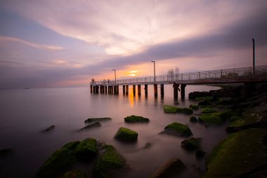 İstanbul 'daki Florya sahil iskelesinde uzun süre kalacaksınız..