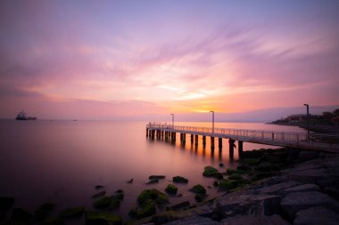 İstanbul 'daki Florya sahil iskelesinde uzun süre kalacaksınız..