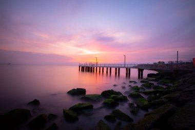 İstanbul 'daki Florya sahil iskelesinde uzun süre kalacaksınız..