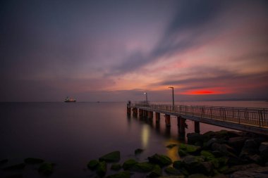 İstanbul 'daki Florya sahil iskelesinde uzun süre kalacaksınız..