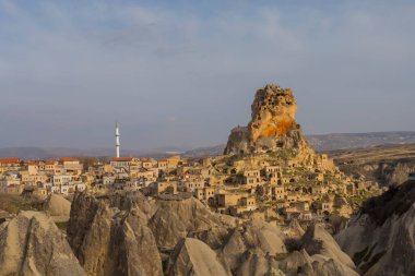 Antik bir kent ve Uchisar kalesi, güneş doğduktan sonra bir dağdan kazıldı, Kapadokya, Türkiye