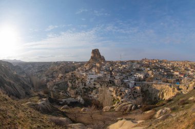Antik bir kent ve Uchisar kalesi, güneş doğduktan sonra bir dağdan kazıldı, Kapadokya, Türkiye