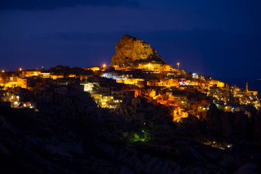 Antik bir kent ve Uchisar kalesi, güneş doğduktan sonra bir dağdan kazıldı, Kapadokya, Türkiye