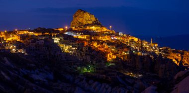 Antik bir kent ve Uchisar kalesi, güneş doğduktan sonra bir dağdan kazıldı, Kapadokya, Türkiye