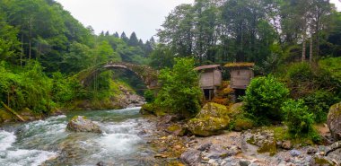 Gizli bir yere gizlenmiş güzel bir taş köprü..