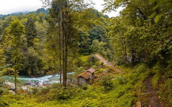 Gizli bir yere gizlenmiş güzel bir taş köprü..
