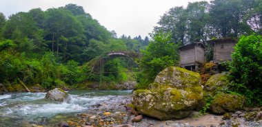 Gizli bir yere gizlenmiş güzel bir taş köprü..