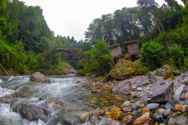 Gizli bir yere gizlenmiş güzel bir taş köprü..