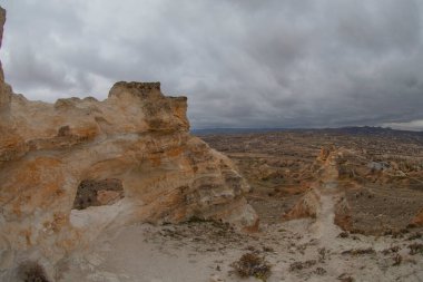 Goreme, Kapadokya 'daki güzel Kızıl Vadi, Türkiye. Gün batımında dağlar. Doğanın güzelliği konsepti