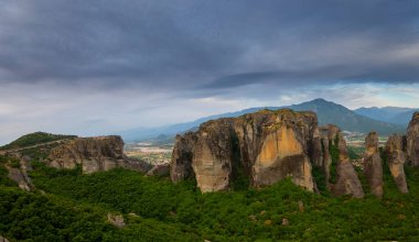 meteora - önemli kayalık manastırları Yunanistan'da karmaşık. Yaz Panoraması.
