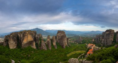 meteora - önemli kayalık manastırları Yunanistan'da karmaşık. Yaz Panoraması.