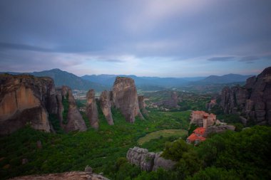 meteora - önemli kayalık manastırları Yunanistan'da karmaşık. Yaz Panoraması.