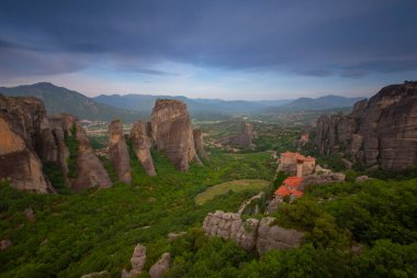 meteora - önemli kayalık manastırları Yunanistan'da karmaşık. Yaz Panoraması.