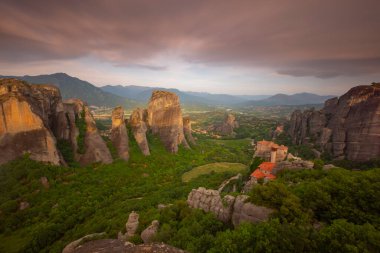 meteora - önemli kayalık manastırları Yunanistan'da karmaşık. Yaz Panoraması.