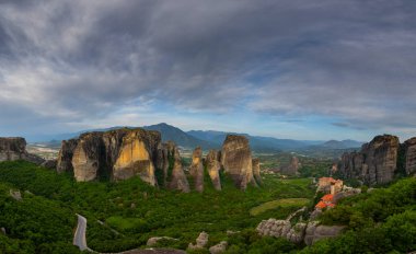 meteora - önemli kayalık manastırları Yunanistan'da karmaşık. Yaz Panoraması.