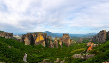 meteora - önemli kayalık manastırları Yunanistan'da karmaşık. Yaz Panoraması.