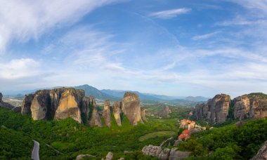 meteora - önemli kayalık manastırları Yunanistan'da karmaşık. Yaz Panoraması.