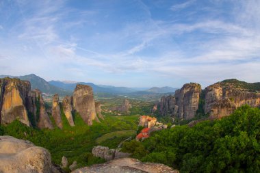 meteora - önemli kayalık manastırları Yunanistan'da karmaşık. Yaz Panoraması.
