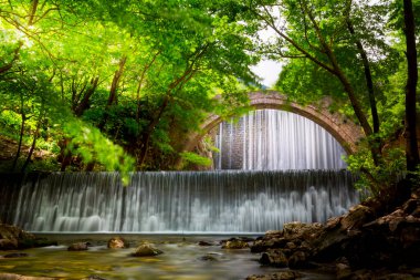 Paleokarya, eski, taş, iki şelaleler arasında köprü kemerli. Tırhala ili, Thessaly, Yunanistan