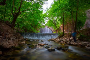 Paleokarya, eski, taş, iki şelaleler arasında köprü kemerli. Tırhala ili, Thessaly, Yunanistan