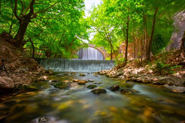 Paleokarya, eski, taş, iki şelaleler arasında köprü kemerli. Tırhala ili, Thessaly, Yunanistan