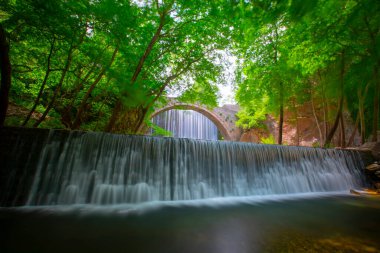 Paleokarya, eski, taş, iki şelaleler arasında köprü kemerli. Tırhala ili, Thessaly, Yunanistan
