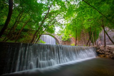 Paleokarya, eski, taş, iki şelaleler arasında köprü kemerli. Tırhala ili, Thessaly, Yunanistan