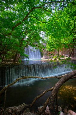 Paleokarya, eski, taş, iki şelaleler arasında köprü kemerli. Tırhala ili, Thessaly, Yunanistan