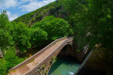 Paleokarya, eski, taş, iki şelaleler arasında köprü kemerli. Tırhala ili, Thessaly, Yunanistan