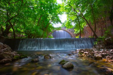 Paleokarya, eski, taş, iki şelaleler arasında köprü kemerli. Tırhala ili, Thessaly, Yunanistan