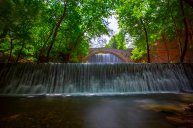 Paleokarya, eski, taş, iki şelaleler arasında köprü kemerli. Tırhala ili, Thessaly, Yunanistan
