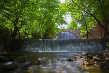 Paleokarya, eski, taş, iki şelaleler arasında köprü kemerli. Tırhala ili, Thessaly, Yunanistan