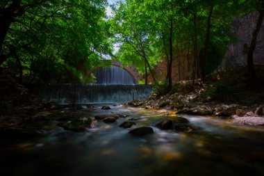 Paleokarya, eski, taş, iki şelaleler arasında köprü kemerli. Tırhala ili, Thessaly, Yunanistan