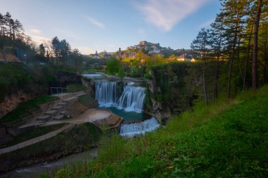 Bosna ve Hersek, güzel Pliva şelale için ünlü şehirde Jajce