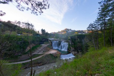 Bosna ve Hersek, güzel Pliva şelale için ünlü şehirde Jajce