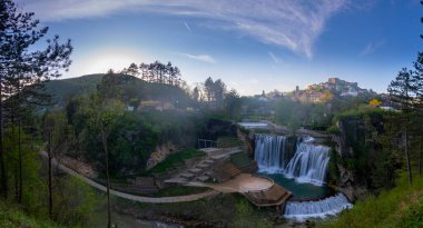Bosna ve Hersek, güzel Pliva şelale için ünlü şehirde Jajce