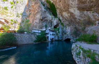 Blagaj kasabasındaki Buna Nehri pınarındaki Derviş manastırı ya da tekke. Konum: Blagaj, Mostar havzası, Hersek-Neretva Kantonu, Bosna-Hersek, Avrupa