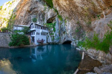 Blagaj kasabasındaki Buna Nehri pınarındaki Derviş manastırı ya da tekke. Konum: Blagaj, Mostar havzası, Hersek-Neretva Kantonu, Bosna-Hersek, Avrupa