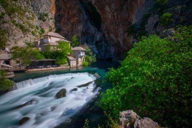 Blagaj kasabasındaki Buna Nehri pınarındaki Derviş manastırı ya da tekke. Konum: Blagaj, Mostar havzası, Hersek-Neretva Kantonu, Bosna-Hersek, Avrupa
