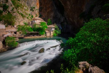 Blagaj kasabasındaki Buna Nehri pınarındaki Derviş manastırı ya da tekke. Konum: Blagaj, Mostar havzası, Hersek-Neretva Kantonu, Bosna-Hersek, Avrupa