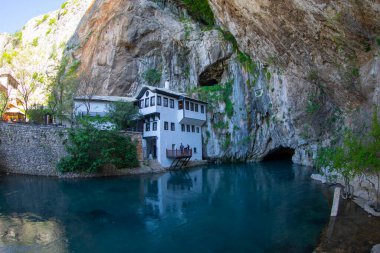 Blagaj kasabasındaki Buna Nehri pınarındaki Derviş manastırı ya da tekke. Konum: Blagaj, Mostar havzası, Hersek-Neretva Kantonu, Bosna-Hersek, Avrupa