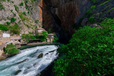 Blagaj kasabasındaki Buna Nehri pınarındaki Derviş manastırı ya da tekke. Konum: Blagaj, Mostar havzası, Hersek-Neretva Kantonu, Bosna-Hersek, Avrupa