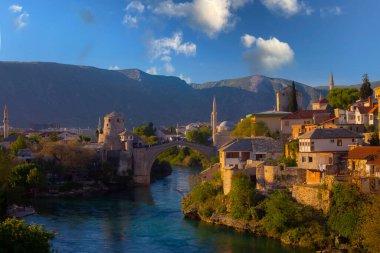 Mostar Köprüsü, evler ve minarelerle gün batımında Mostar 'ın muhteşem Skyline' ı. Konum: Mostar, Old Town, Bosna-Hersek, Avrupa