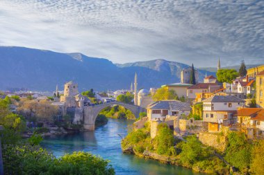 Mostar Köprüsü, evler ve minarelerle gün batımında Mostar 'ın muhteşem Skyline' ı. Konum: Mostar, Old Town, Bosna-Hersek, Avrupa