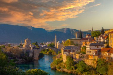 Mostar Köprüsü, evler ve minarelerle gün batımında Mostar 'ın muhteşem Skyline' ı. Konum: Mostar, Old Town, Bosna-Hersek, Avrupa