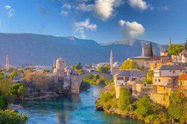 Mostar Köprüsü, evler ve minarelerle gün batımında Mostar 'ın muhteşem Skyline' ı. Konum: Mostar, Old Town, Bosna-Hersek, Avrupa