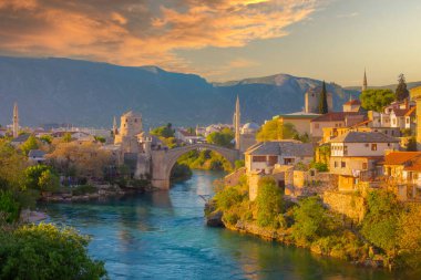 Mostar Köprüsü, evler ve minarelerle gün batımında Mostar 'ın muhteşem Skyline' ı. Konum: Mostar, Old Town, Bosna-Hersek, Avrupa