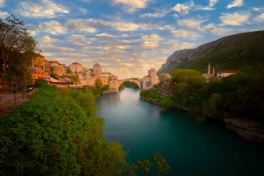 Mostar Köprüsü, evler ve minarelerle gün batımında Mostar 'ın muhteşem Skyline' ı. Konum: Mostar, Old Town, Bosna-Hersek, Avrupa